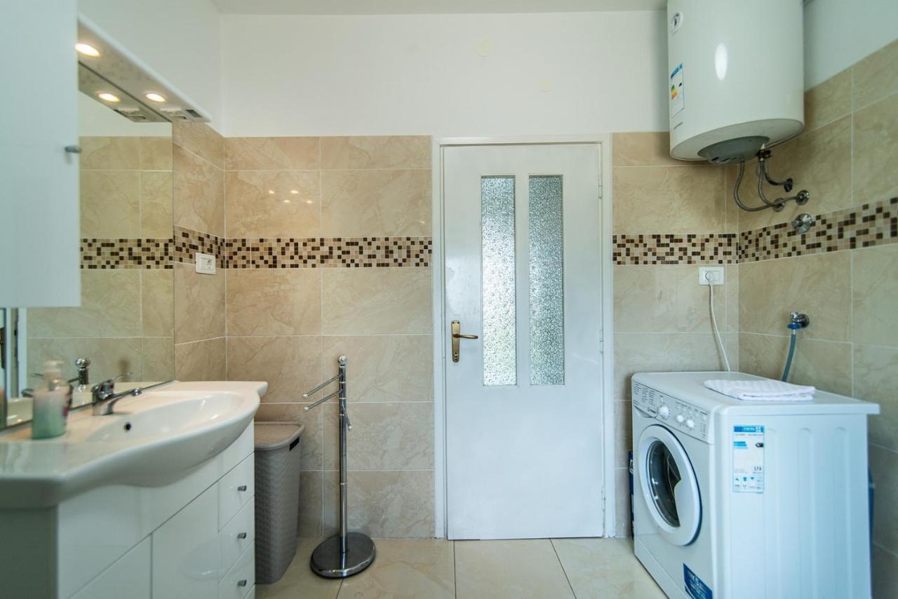 Villa Holiday House Vlahovich à Tinjan Extérieur photo