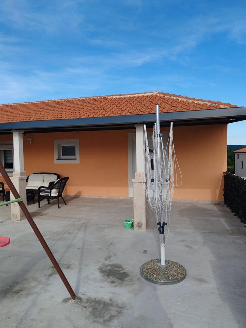 Villa Holiday House Vlahovich à Tinjan Extérieur photo