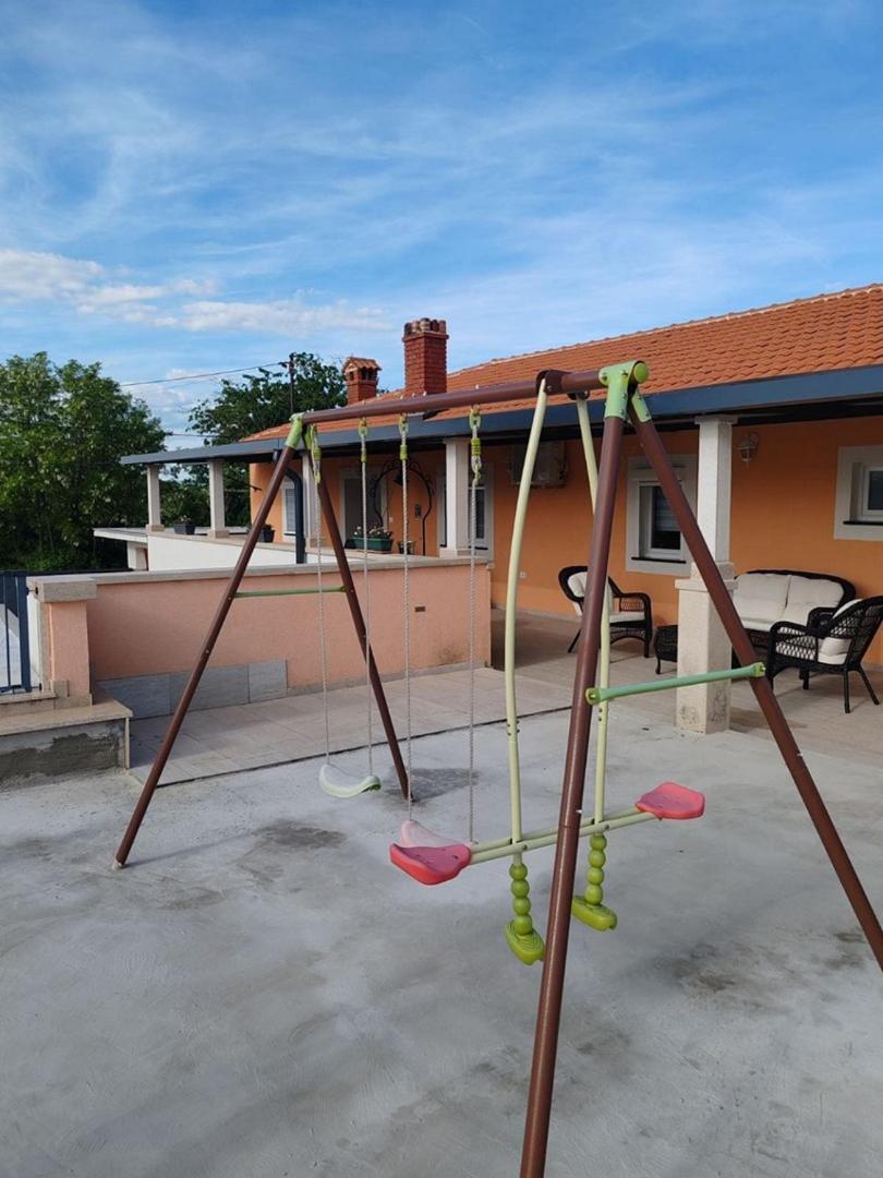 Villa Holiday House Vlahovich à Tinjan Extérieur photo